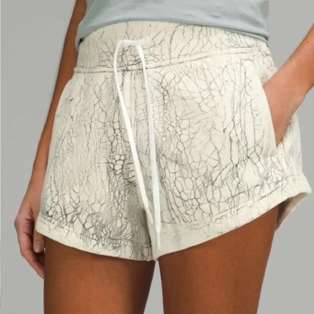 Lululemon Inner Glow High-Rise Short 3" in Thread Dye White Black